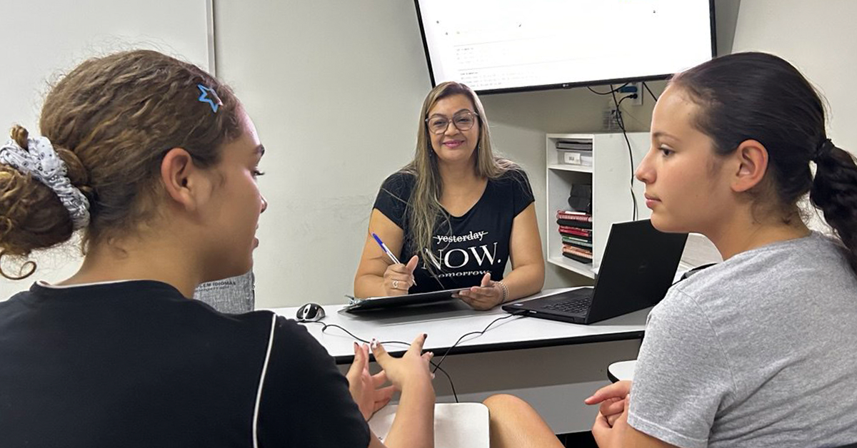 Professora e alunas em uma aula da Cooplem